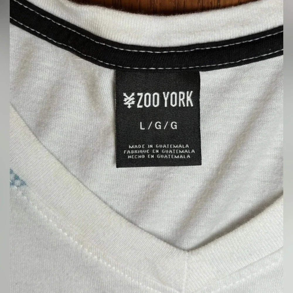 Zoo York V Neck T Shirt Size L White Gray Blue Gradual Stripe Skate Style Logo - Picture 9 of 12